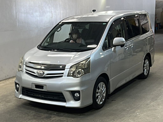 TOYOTA NOAH 2010