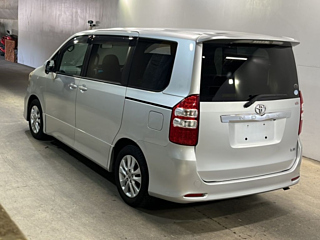 TOYOTA NOAH 2010