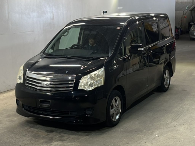 TOYOTA NOAH 2010