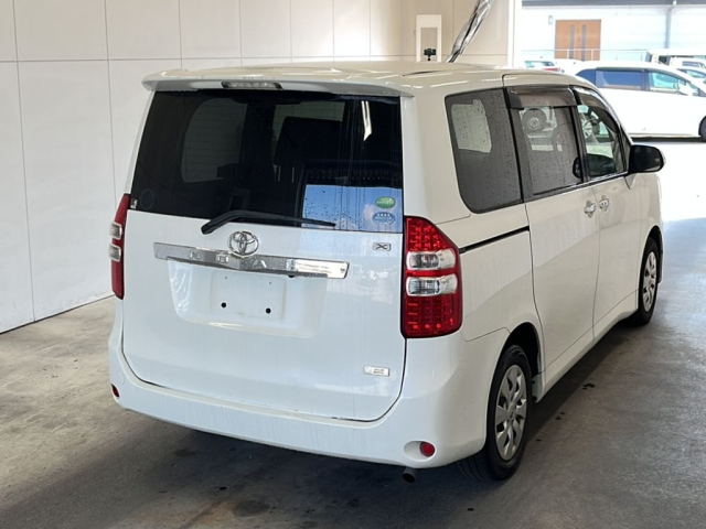 TOYOTA NOAH 2013