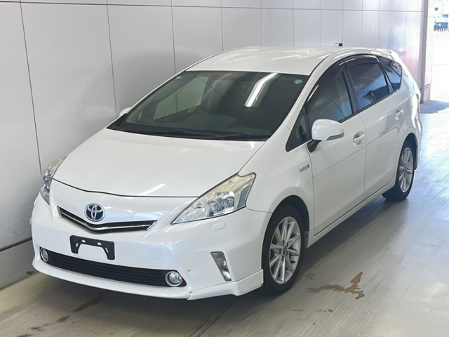 TOYOTA PRIUS ALPHA 2013