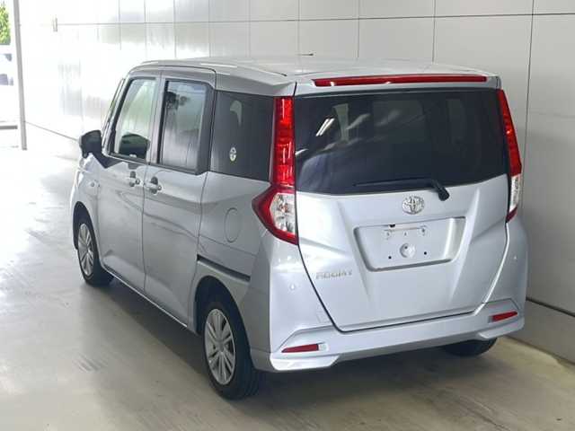 TOYOTA ROOMY 2022