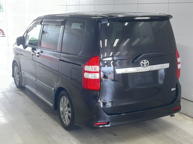 TOYOTA VOXY 2013