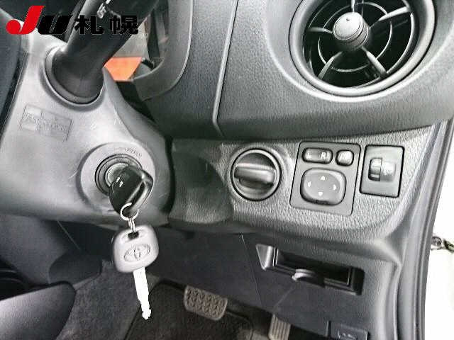 TOYOTA VITZ 2017