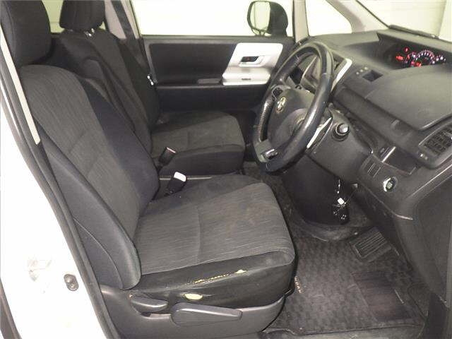 TOYOTA NOAH 2010