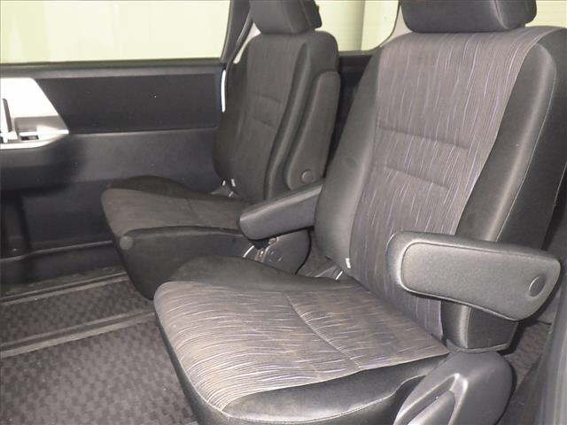TOYOTA NOAH 2010
