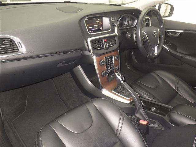 VOLVO V40 2018