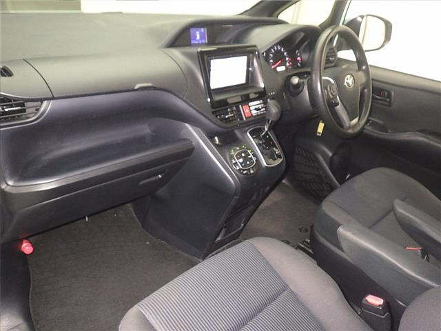 TOYOTA NOAH 2014