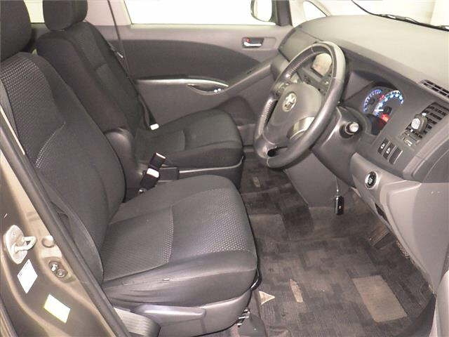 TOYOTA ISIS 2010