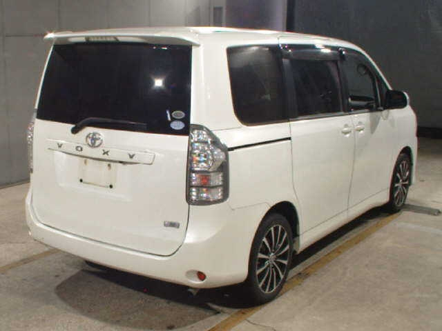 TOYOTA VOXY 2010