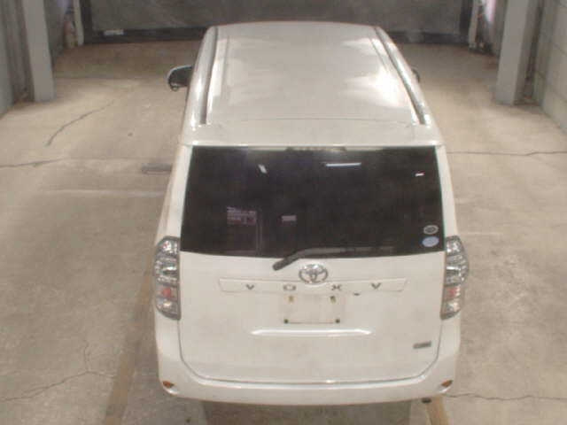 TOYOTA VOXY 2010