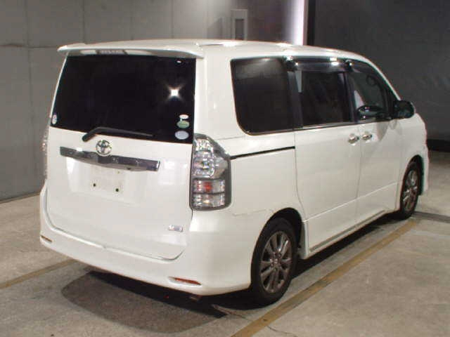 TOYOTA VOXY 2013