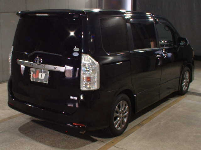 TOYOTA VOXY 2011