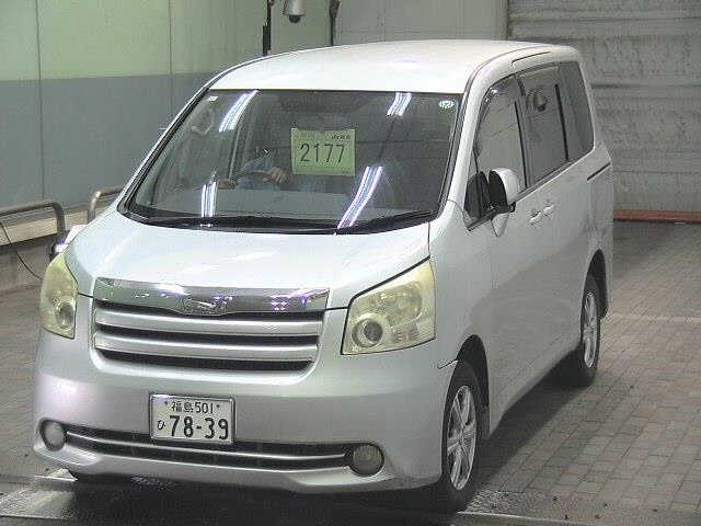 TOYOTA NOAH 2009