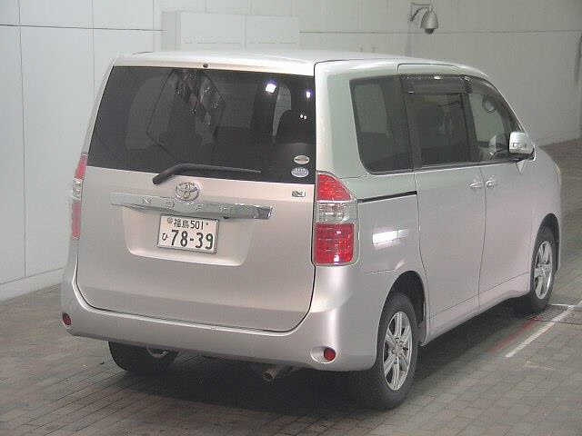 TOYOTA NOAH 2009