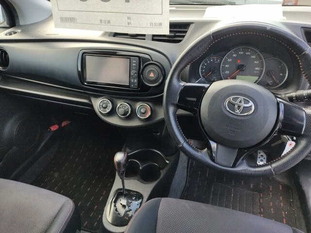 TOYOTA VITZ 2012