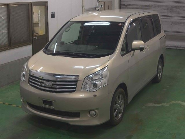 TOYOTA NOAH 2011