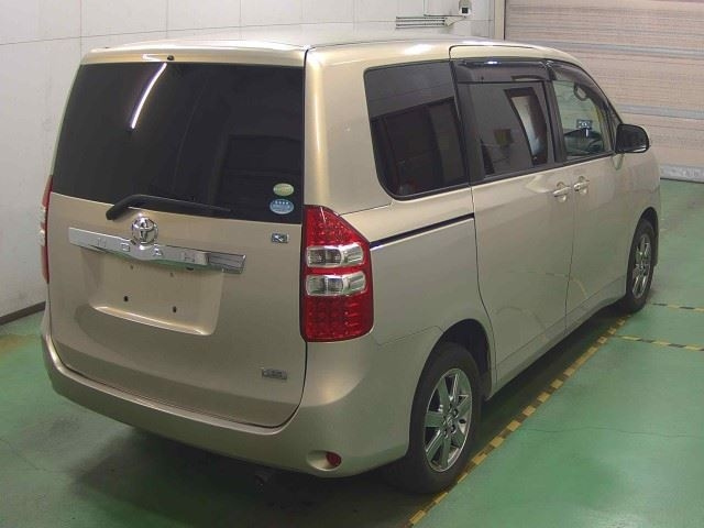 TOYOTA NOAH 2011