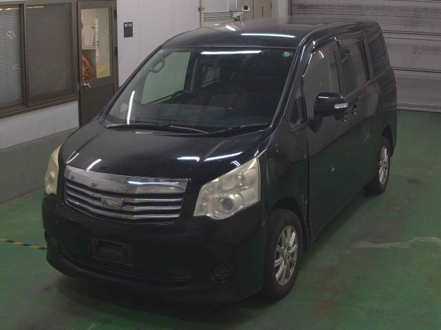 TOYOTA NOAH 2011