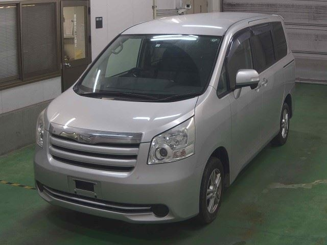 TOYOTA NOAH 2009