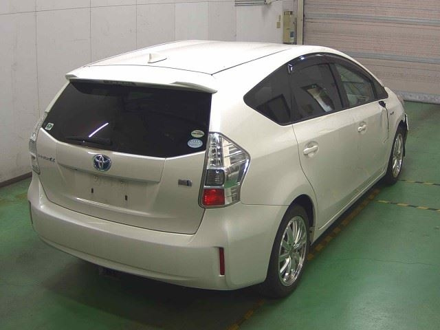 TOYOTA PRIUS ALPHA 2011