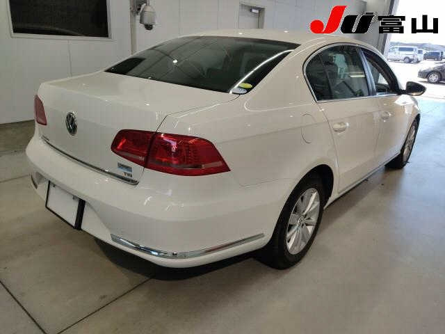 VOLKSWAGEN PASSAT 2012