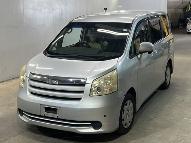 TOYOTA NOAH 2008