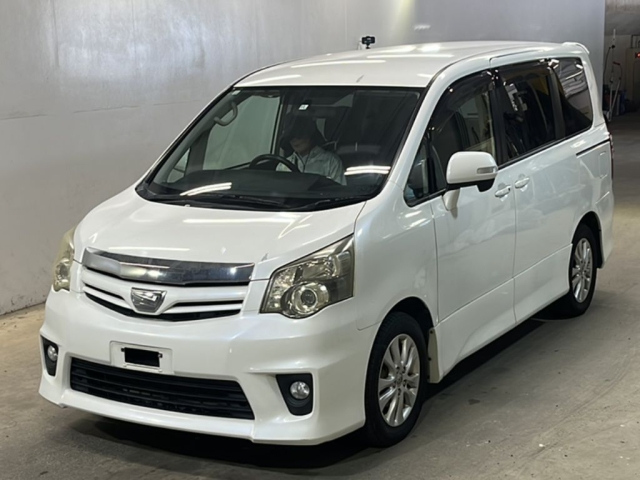 TOYOTA NOAH 2010