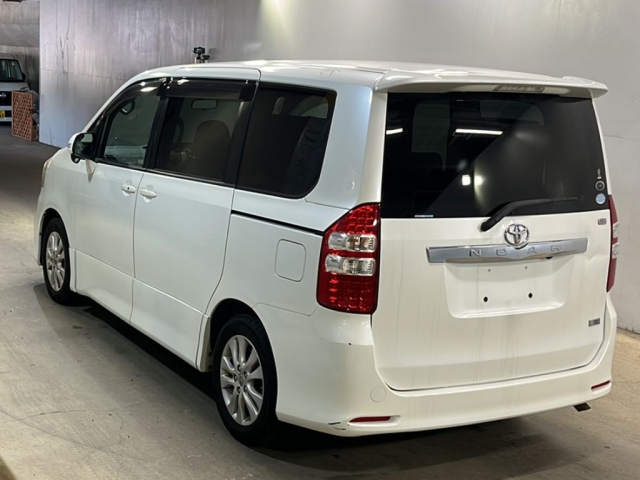 TOYOTA NOAH 2010
