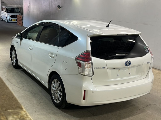 TOYOTA PRIUS ALPHA 2015