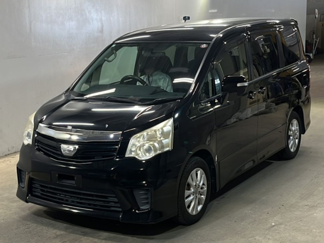TOYOTA NOAH 2013