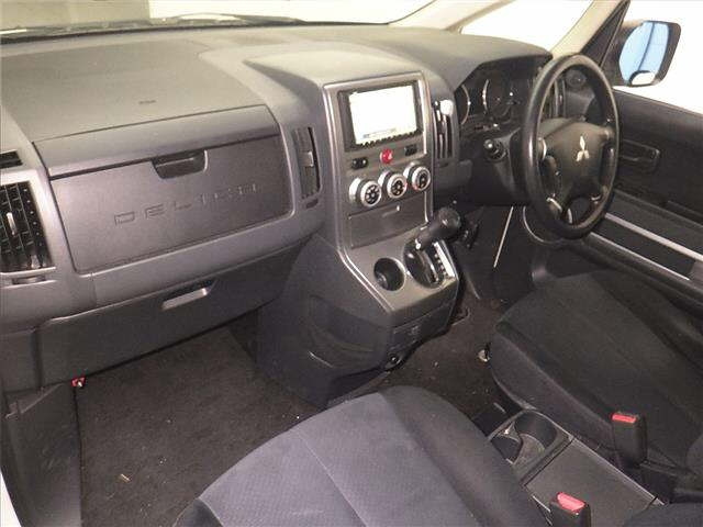 MITSUBISHI DELICA D5 2011