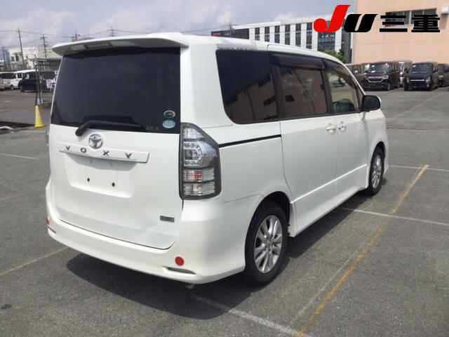 TOYOTA VOXY 2010