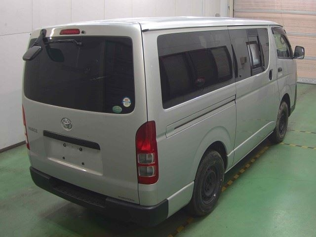 TOYOTA HIACE VAN 2011