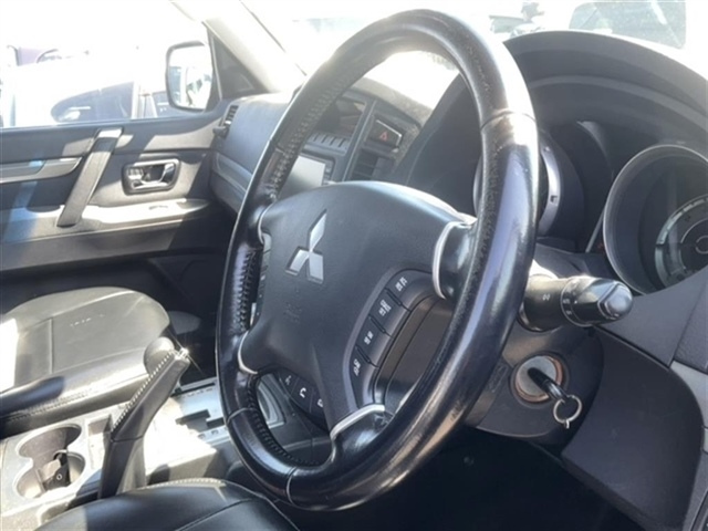 MITSUBISHI PAJERO 2012