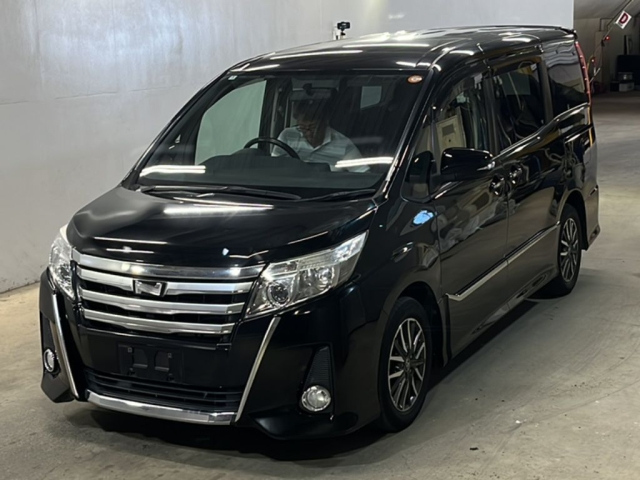TOYOTA NOAH 2014