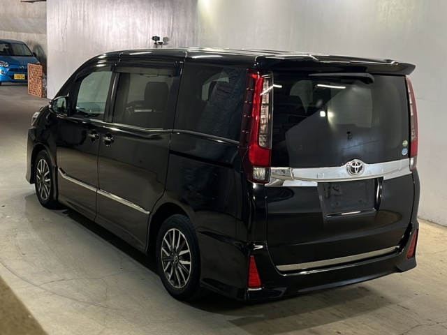 TOYOTA NOAH 2014