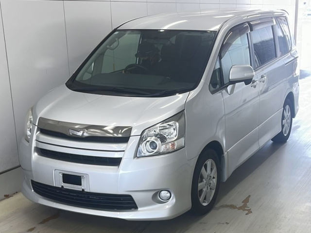 TOYOTA NOAH 2009