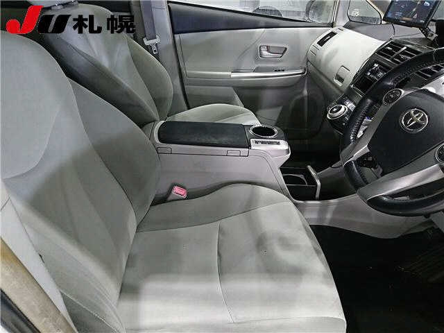 TOYOTA PRIUS ALPHA 2012