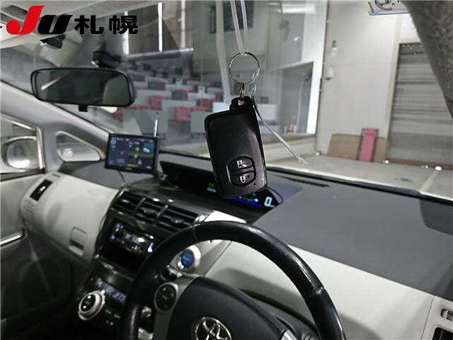 TOYOTA PRIUS ALPHA 2012