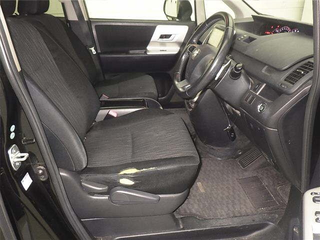 TOYOTA NOAH 2011