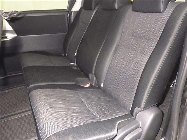 TOYOTA NOAH 2011