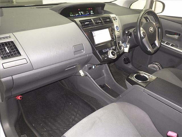 TOYOTA PRIUS ALPHA 2011