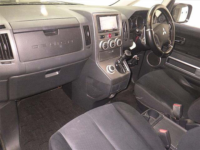 MITSUBISHI DELICA D5 2011