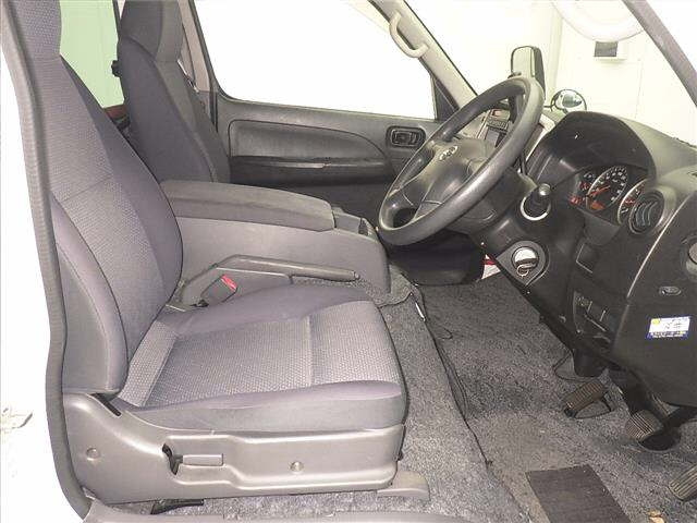 NISSAN CARAVAN 2010