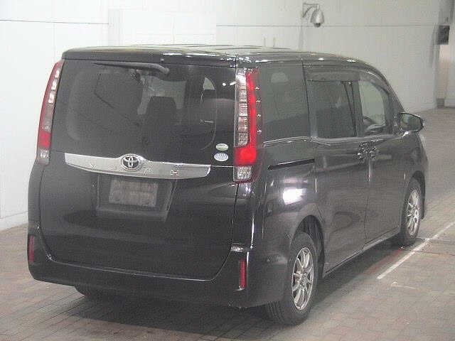 TOYOTA NOAH 2015
