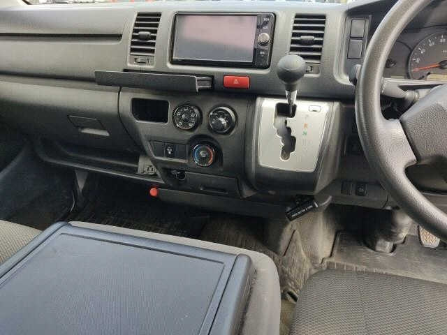 TOYOTA HIACE VAN 2017