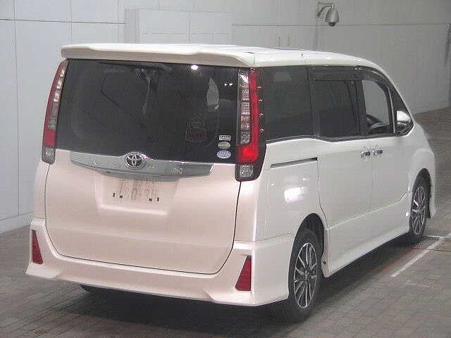 TOYOTA NOAH 2015