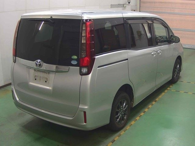 TOYOTA NOAH 2014