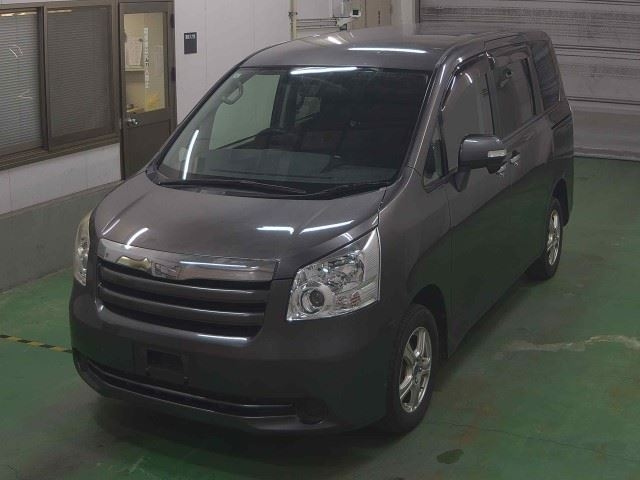 TOYOTA NOAH 2010